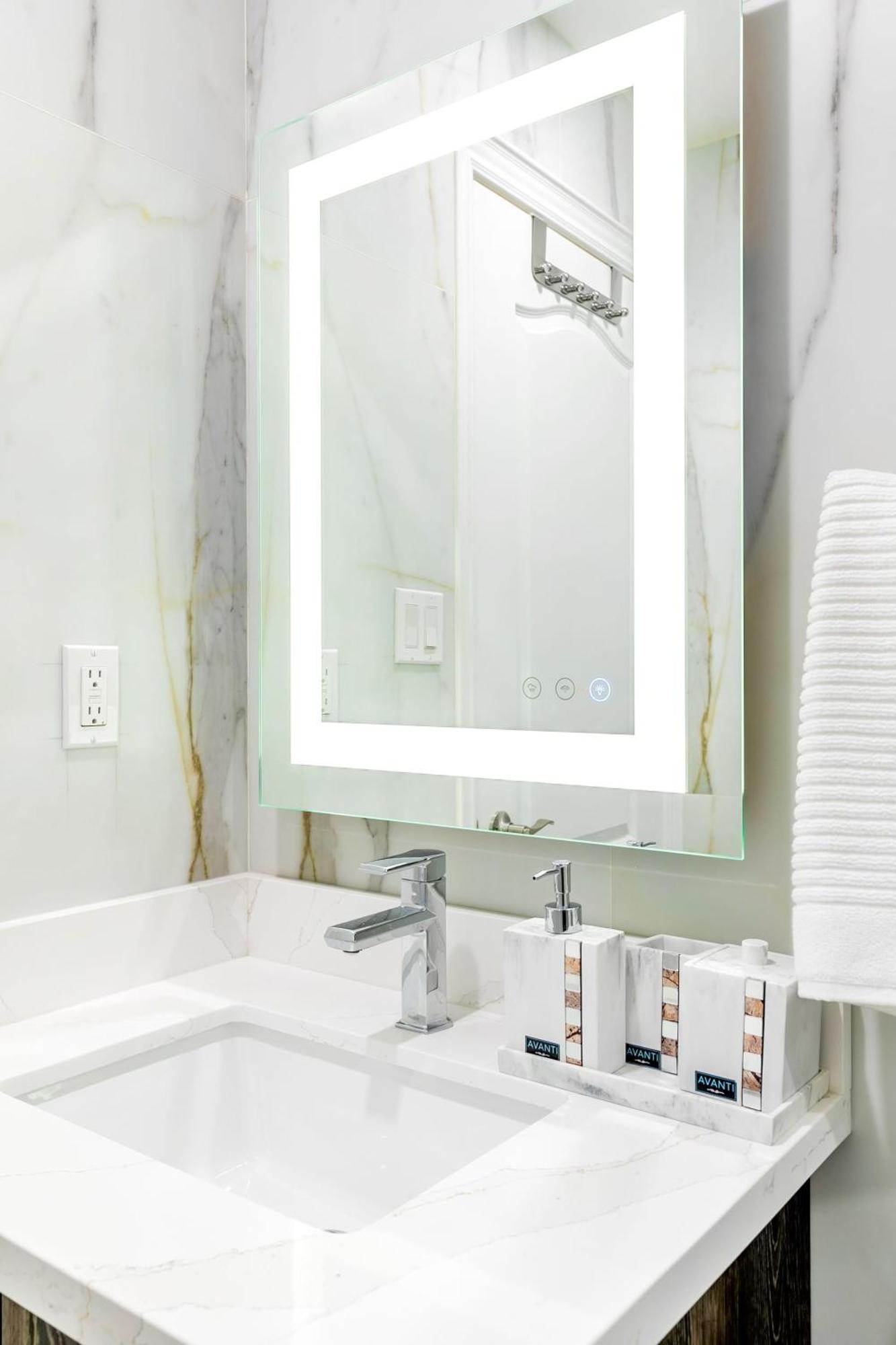 Modern Pet-Friendly Chinatown Apartment Toronto Dış mekan fotoğraf